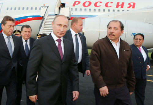 Dictadores Daniel Ortega de Nicaragua, y Vladimir Putin, de Rusia. Foto: Visita de Putin a Managua. Prensa oficialista, 2014.