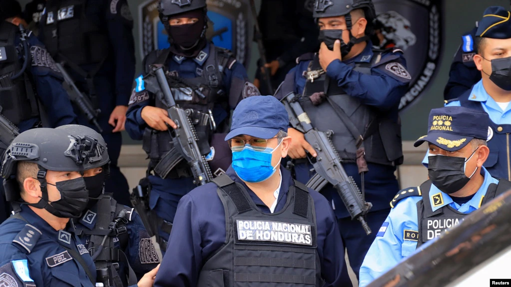 El expresidente de Honduras, Juan Orlando Hernández, observa después de ser detenido por miembros de la Policía Nacional de Honduras en Tegucigalpa, Honduras, el 15 de febrero de 2022.