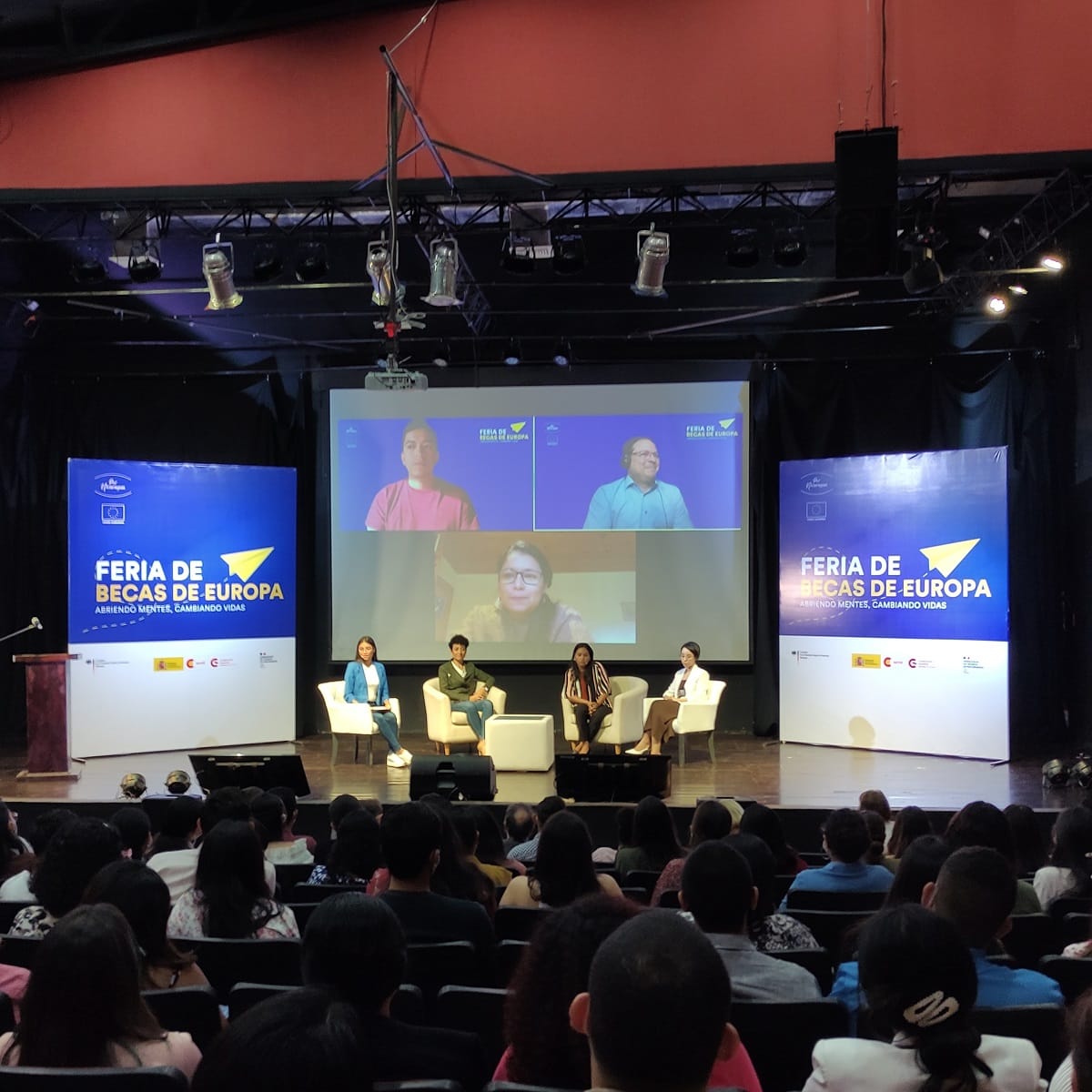 Panelistas en la feria de becas