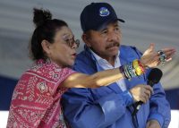 La vicepresidenta de Nicaragua, Rosario Murillo (izq.), gesticula junto a su esposo, el presidente de Nicaragua, Daniel Ortega, durante un acto por el 40 aniversario de la toma del Palacio Nacional por parte de la guerrilla sandinista antes del triunfo de la revolución, en Managua el 22 de agosto de 2018.
