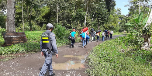 Migrantes nicaragüenses mientras son vigilados por Policía de Costa Rica. Foto: Prensa Migración/ Archivo.