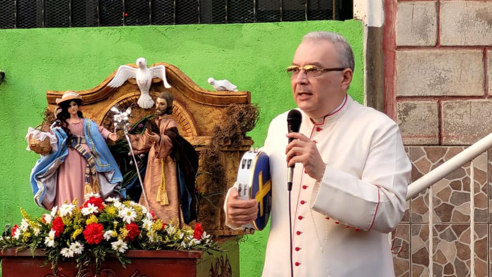 Monseñor Rodrigo Urbina, el nuevo sacerdote al que la dictadura le impide  entrar a su país