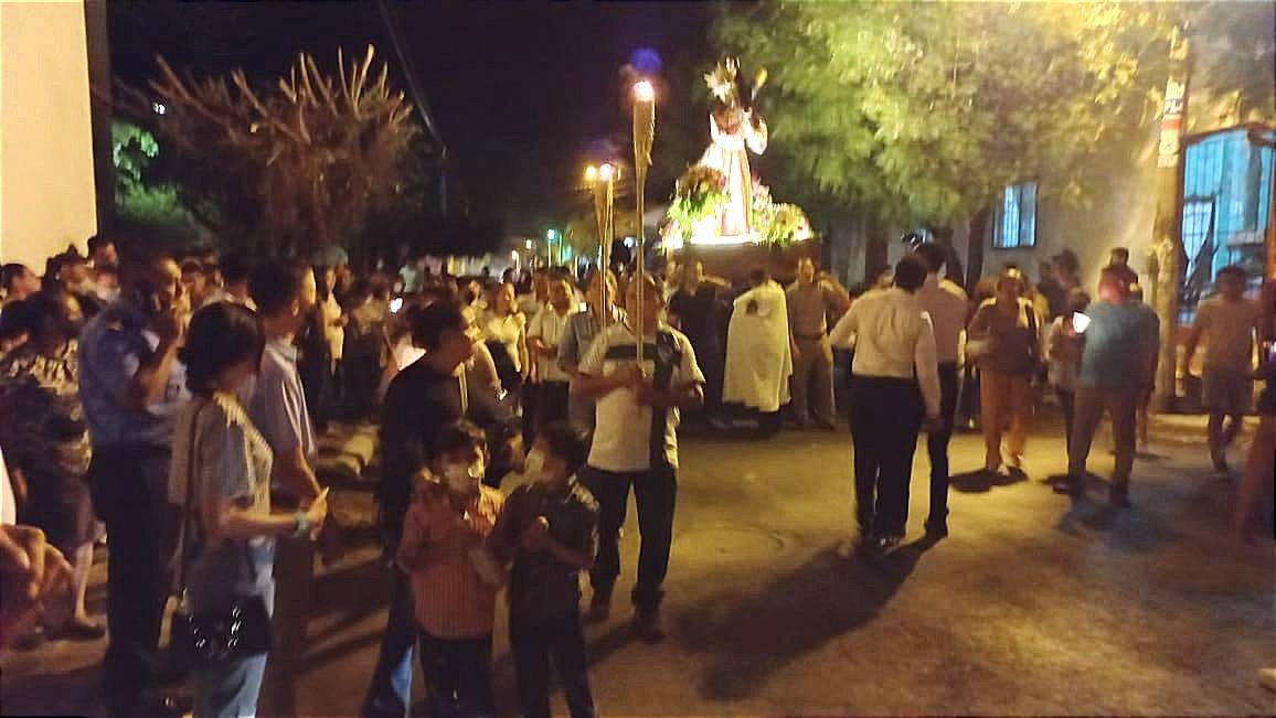  Los feligreses se quedaron a 200 metros del templo. La Policía del régimen impidió que saliera la imagen. /Foto: cortesía