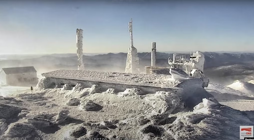  Vista desde la parte superior del observatorio en el Parque Estatal Mount Washington, en New Hampshire, donde la sensación térmica cayó a 105 grados bajo cero Fahrenheit (-79 Celsius). 4 de febrero de 2023. (REUTERS)/VOA