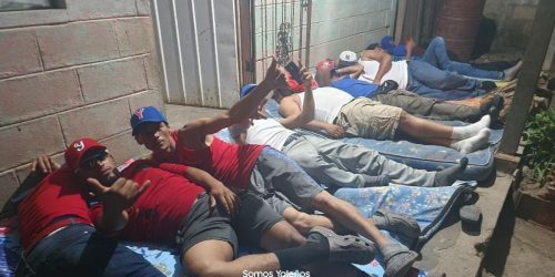 Imágenes de los peloteros durmiendo a la intemperie porque las autoridades orteguistas no les procuraron condiciones para la jornada deportiva. /VEL