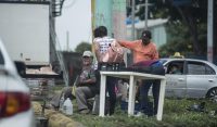 En Nicaragua, los trabajadores informales representan el 80% de la fuerza laboral y ganan 15% menos que los formales. Los salarios no cubren ni la mitad de la canasta básica./VEL