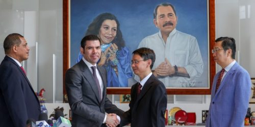 Laureano Ortega, hijo de Daniel Ortega, junto a un funcionario chino Foto: Presidencia de Nicaragua / Referencial.