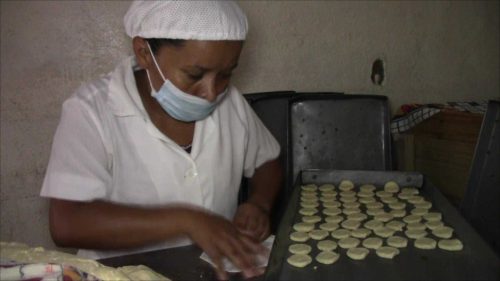 Mujeres haciendo rosquillas en la ciudad de Somoto./VEL