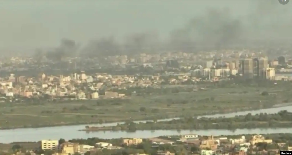 Un video de un dron muestra columnas de humo sobre los edificios de Jartum, en Sudán, el 22 de abril de 2023./Tomada de la VOA