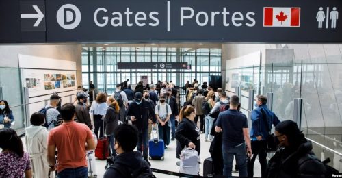 Viajeros en la cola de seguridad en la sala de embarque del Aeropuerto Internacional Toronto Pearson en Mississauga, Ontario, Canadá, el 20 de mayo de 2022. /Tomada de la VOA