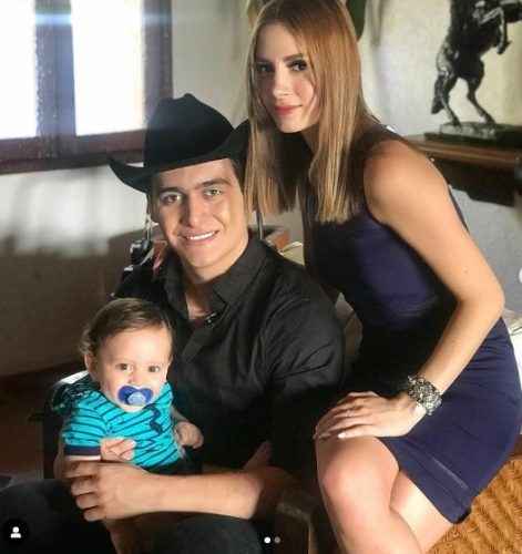 Julián Figueroa junto a su esposa Imelda Garza Tuñón y su pequeño hijo. /Tomada de Instagram de Julián Figueroa.