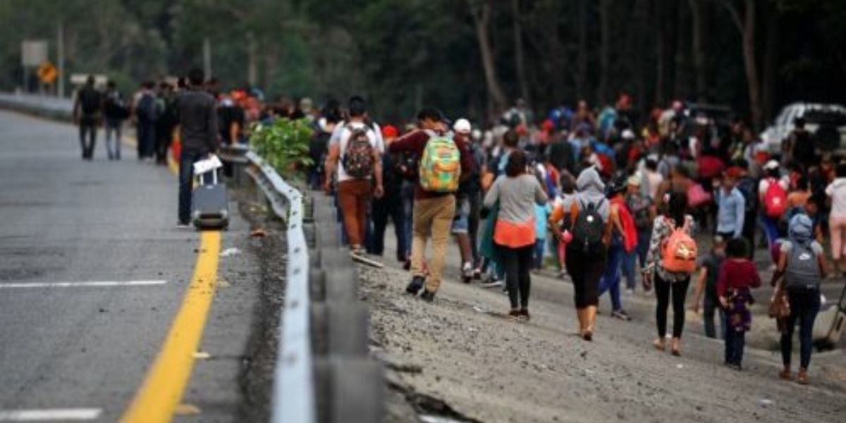 Migrantes cubanos caminan cerca de la carretera después de que las autoridades mexicanas confiscaran sus autobuses mientras participaban en el Vía Crucis Migrante para continuar su viaje hacia Estados Unidos, en Huixtla, México, el 17 de abril de 2019. VOA/NI