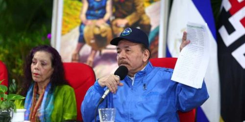 Daniel Ortega, presidente de Nicaragua, mostrando la lista de 222 excarcelados políticos, 9 febrero, 2023. Foto: Prensa oficialista.