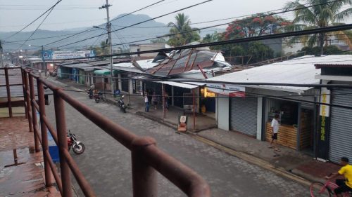 Una vivienda y varios módulos quedan sin techos en Estelí tras ráfagas de vientos./ Tomada de Radio ABC Stereo