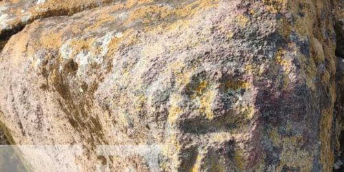 Hallazgo de formación rocosa con petroglifos causa asombro en comunitarios del Caribe Norte./ Tomado de TN8