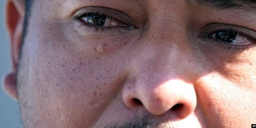 Wilson García, sobreviviente de un tiroteo masivo, llora mientras habla de su esposa y su hijo, asesinados en una balacera, el 30 de abril de 2023, durante una vigilia por su hijo en Cleveland, Texas./Tomado de la VOA