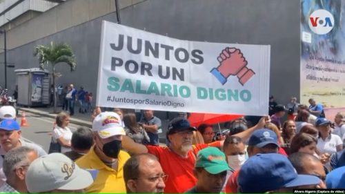 Trabajadores venezolanos participan en una protesta para exigir salarios dignos en Venezuela./ Tomada de la VOA