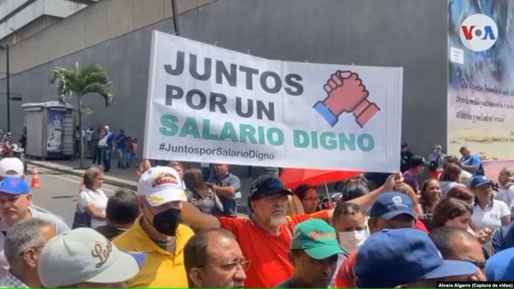  Trabajadores venezolanos participan en una protesta para exigir salarios dignos en Venezuela./ Tomada de la VOA