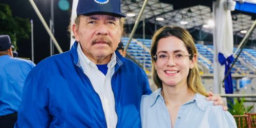 Dictador de Nicaragua, Daniel Ortega, junto a Nahima Díaz, directora de Telcor. Foto: Redes sociales de Nahima Díaz.
