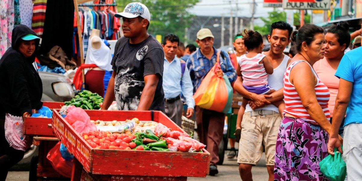 Pobladores en mercado capitalino de Nicaragua. Foto referencial: Internet.