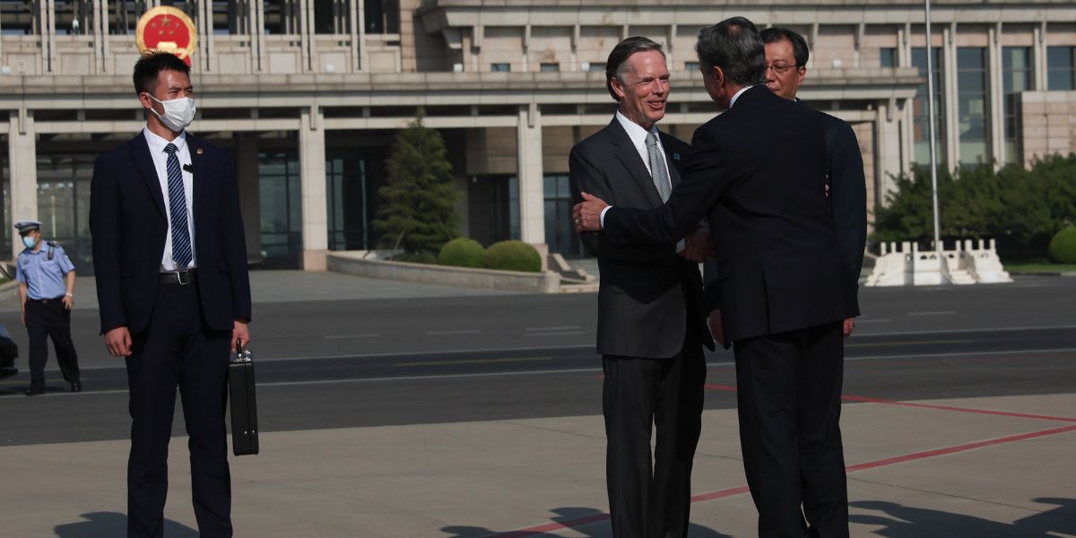 El Secretario de Estado de EE. UU., Antony Blinken, es recibido por el Embajador de EE. UU. en China, Nicholas Burns (L), y el Director General del Departamento de Asuntos de América del Norte y Oceanía del Ministerio de Relaciones Exteriores, Yang Tao (R), cuando llega a Beijing, China, el 18 de junio. , 2023. Foto: AFP.