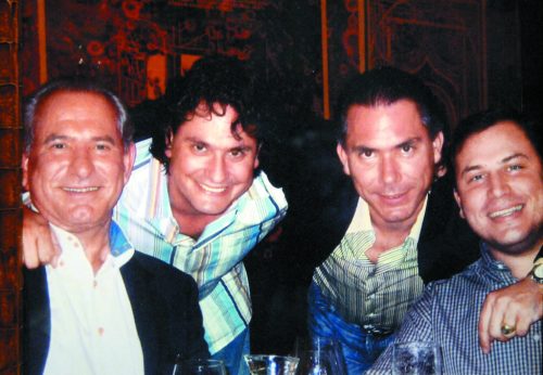 Don Piero Coen Montealegre con sus hijos varones: Renzo, Piero y Paolo Coen Ubilla. Foto: Familia Coen/ La Prensa.