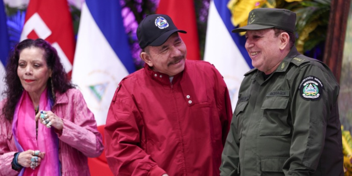 Rosario Murillo, Daniel Ortega y el jefe del Ejército, general Julio César Avilés. Foto: Presidencia de Nicaragua.