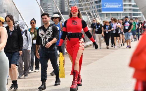 Un cosplayer camina fuera del centro de convenciones durante la Comic-Con International de San Diego en San Diego, California, el 22 de julio de 2023. (Foto de Chris Delmas / AFP)
