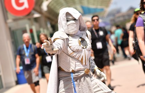 Un cosplayer de Moonknight camina fuera del centro de convenciones durante la Comic-Con International de San Diego en San Diego, California, el 22 de julio de 2023. (Foto de Chris Delmas / AFP)