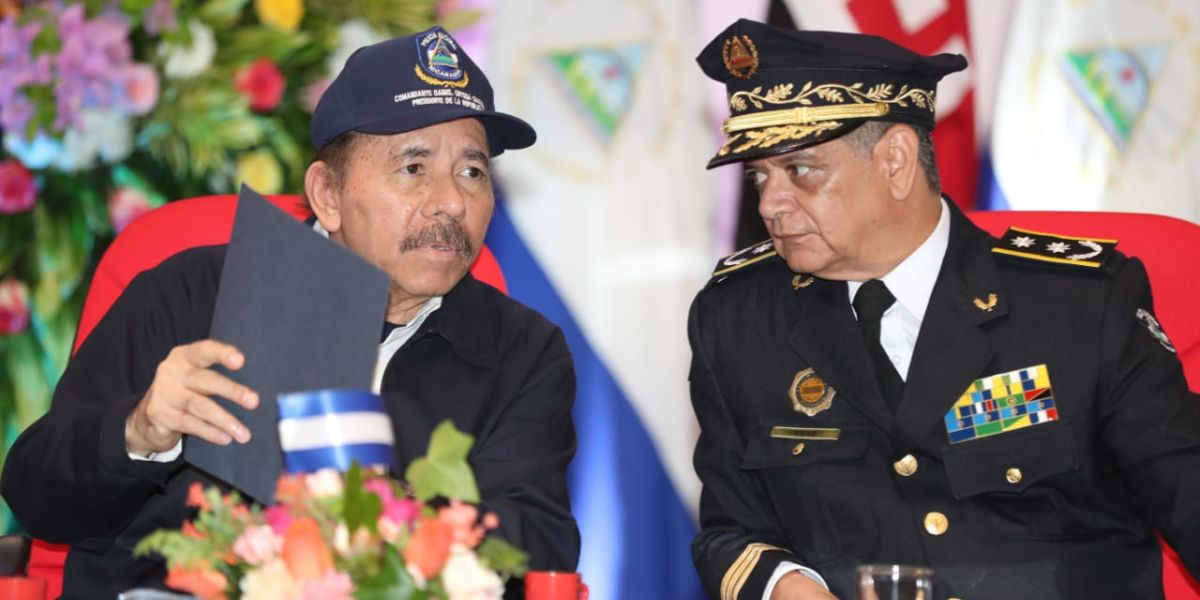 Dictador Daniel Ortega junto a su consuegro, comisionado general Francisco Díaz, jefe de la Policía Nacional. Foto: Prensa oficialista/ Archivo.