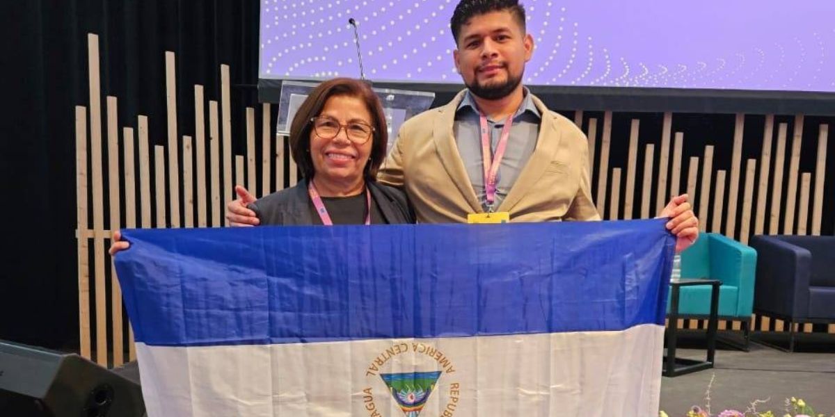 Nicaragüenses defensores de derechos humanos Haydee Castillo y Enrique Martínez en el Foro UE-ALC 2023. Foto: Cortesía/ Nicaragua Investiga.