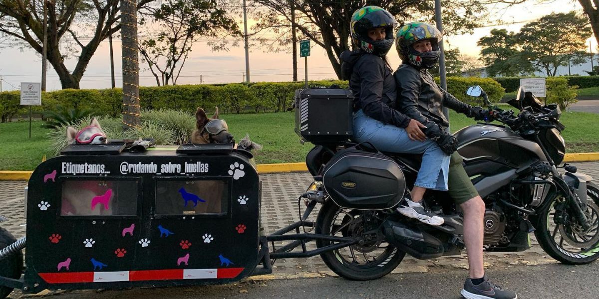 Alexandra y Daniel, una pareja de colombianos que decidió recorrer su país en motocicleta junto a sus mascotas, Hela y Max. Foto: Facebook de Rodando sobre huellas.