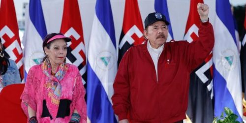 Daniel Ortega y Rosario Murillo, pareja dictatorial de Nicaragua, durante acto de 44 aniversario de la Revolución Popular Sandinista. 19 de julio, 2023. Foto: Prensa oficialista.