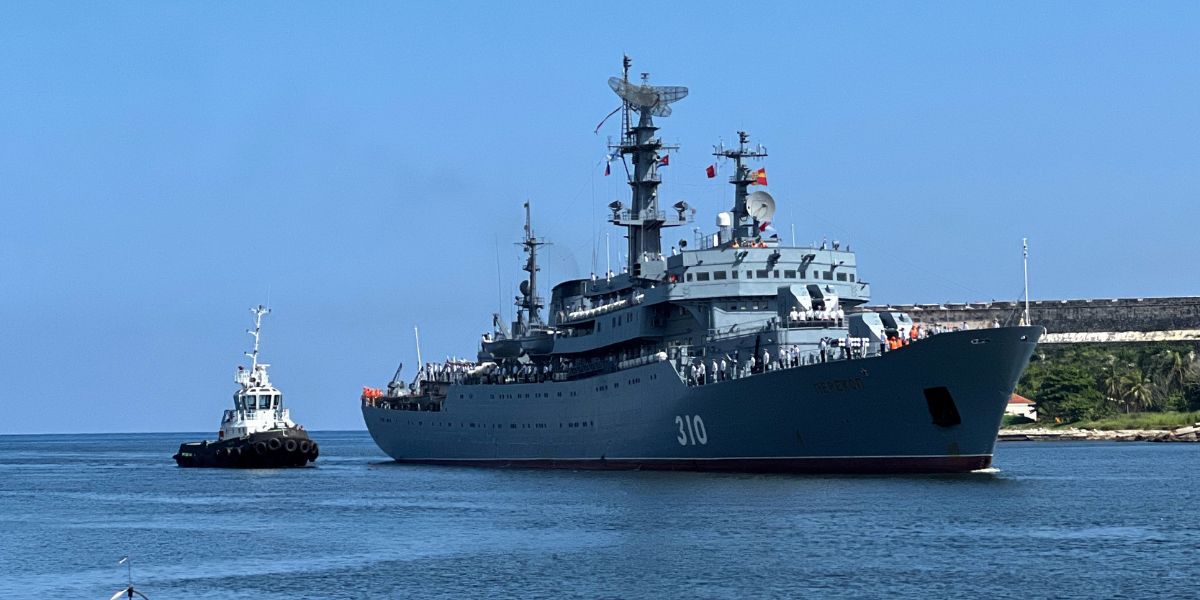 El buque escuela militar ruso Perekop llega al puerto de La Habana el 11 de julio de 2023. Foto: Adalberto Roque/ AFP.