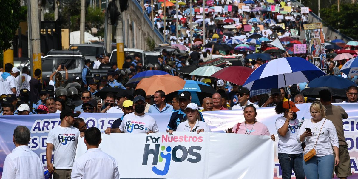 Miembros de las iglesias católica y evangélica y de organizaciones de la sociedad civil se manifiestan en contra de la ideología de género durante la llamada "Marcha a favor de la Niñez y la Familia" promovida por el movimiento "Por Nuestros Niños", en Tegucigalpa el 22 de julio de 2023. (Foto por Orlando SIERRA / AFP)