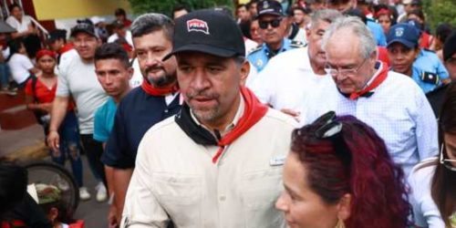 León Fredy Muñoz, embajador de Colombia en Nicaragua, participando en marcha sandinista.