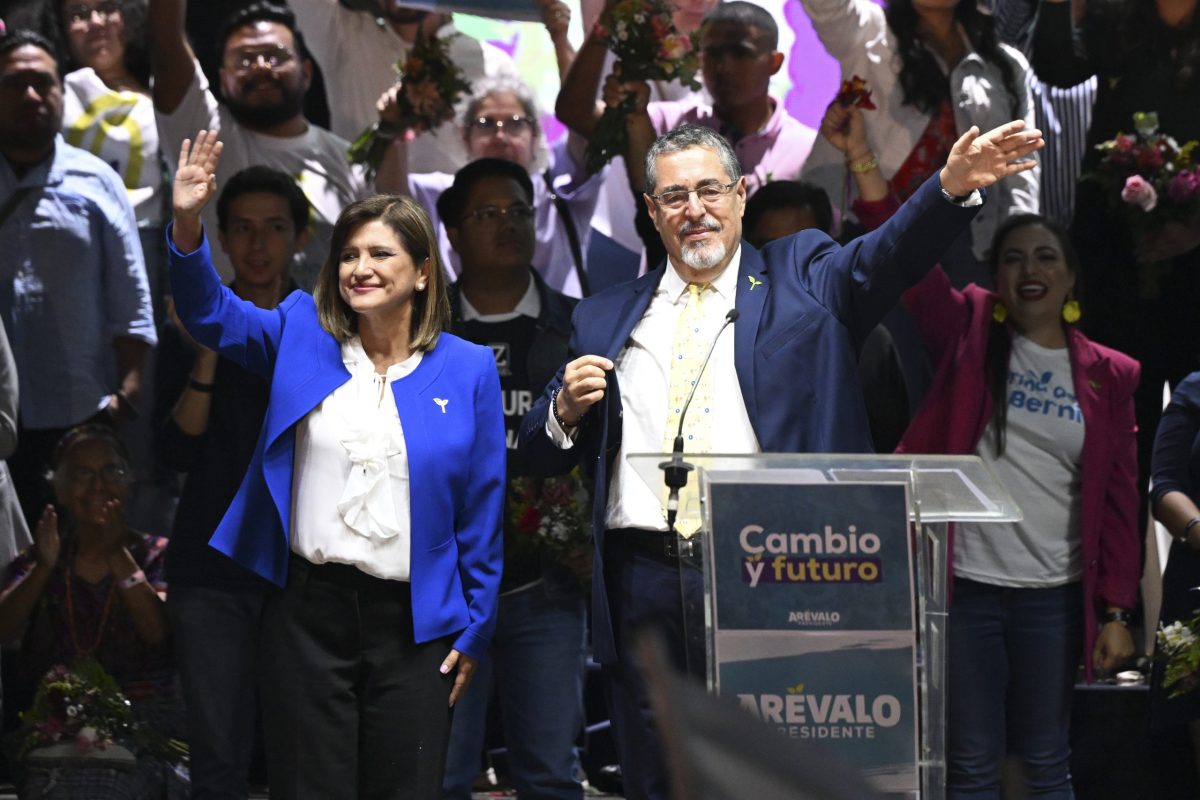 El candidato presidencial guatemalteco por el partido Semilla, Bernardo Arévalo, acompañado por su compañera de fórmula Karin Herrera, saluda a sus partidarios durante el cierre de su campaña en la Plaza Central de la Ciudad de Guatemala el 16 de agosto de 2023