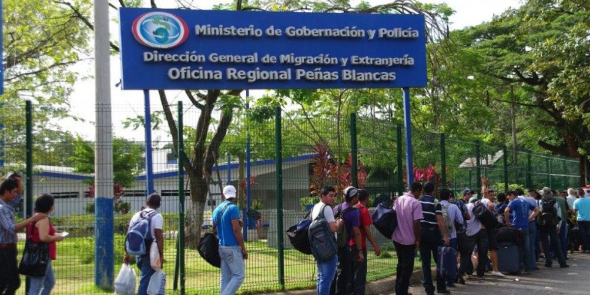 Migrantes nicaragüenses en puesto fronterizo con Costa Rica. Foto: Distintas Latitudes.