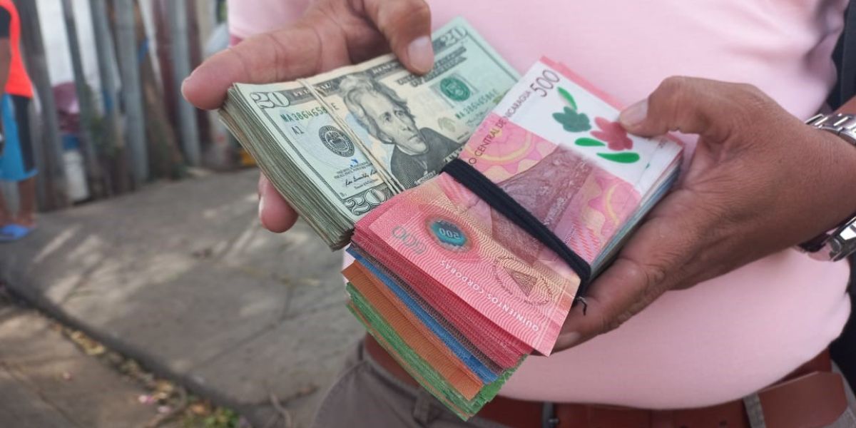 Cambista dólares a córdobas en Nicaragua. Foto: Medio oficialista.