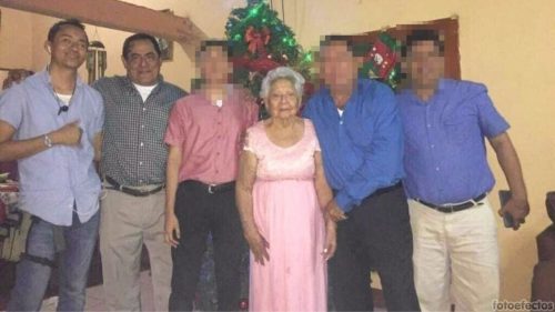 Familiares de John Cerna, "El Tigrillo", con la abuelita Olimpia. Foto: Cortesía.