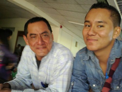 Excarcelado político John Cerna y su padre. Foto: Cortesía.