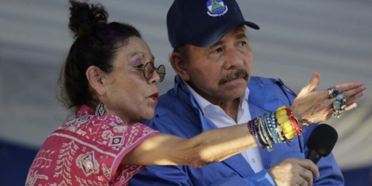 La vicepresidenta de Nicaragua, Rosario Murillo (izq.), gesticula junto a su esposo, el presidente de Nicaragua, Daniel Ortega, durante un acto por el 40 aniversario de la toma del Palacio Nacional por parte de la guerrilla sandinista antes del triunfo de la revolución, en Managua el 22 de agosto de 2018.