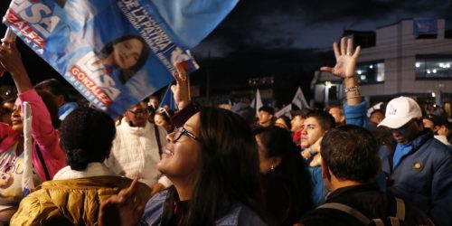 Los partidarios de la candidata presidencial ecuatoriana por el partido Movimiento Revolución Ciudadana, Luisa González, se reúnen frente a su sede en Quito el 20 de agosto de 2023. Foto: Galo Paguay / AFP.