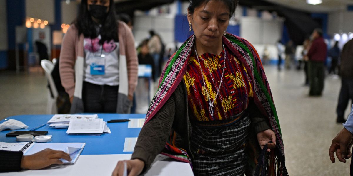 Una mujer de la etnia indígena Q'eqchi emite su voto en un centro de votación en el municipio de San Juan Sacatepéquez, durante la segunda vuelta de las elecciones presidenciales de Guatemala el 20 de agosto de 2023