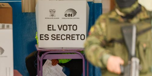 Un hombre vota en un colegio electoral en Quito durante la elección presidencial ecuatoriana y el referéndum sobre minería y petróleo, el 20 de agosto de 2023.