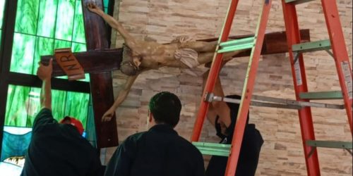 Imagen de Cristo crucificado es removida de la capilla de la UCA por el personal de la universidad, tras la confiscación ilegal de la casa de estudios. Foto: Redes sociales.