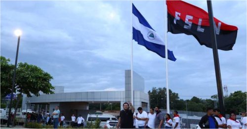 Bandera del FSLN ondeando en la UCA, tras la confiscación por parte del régimen de Daniel Ortega. Foto: Medios oficialistas.