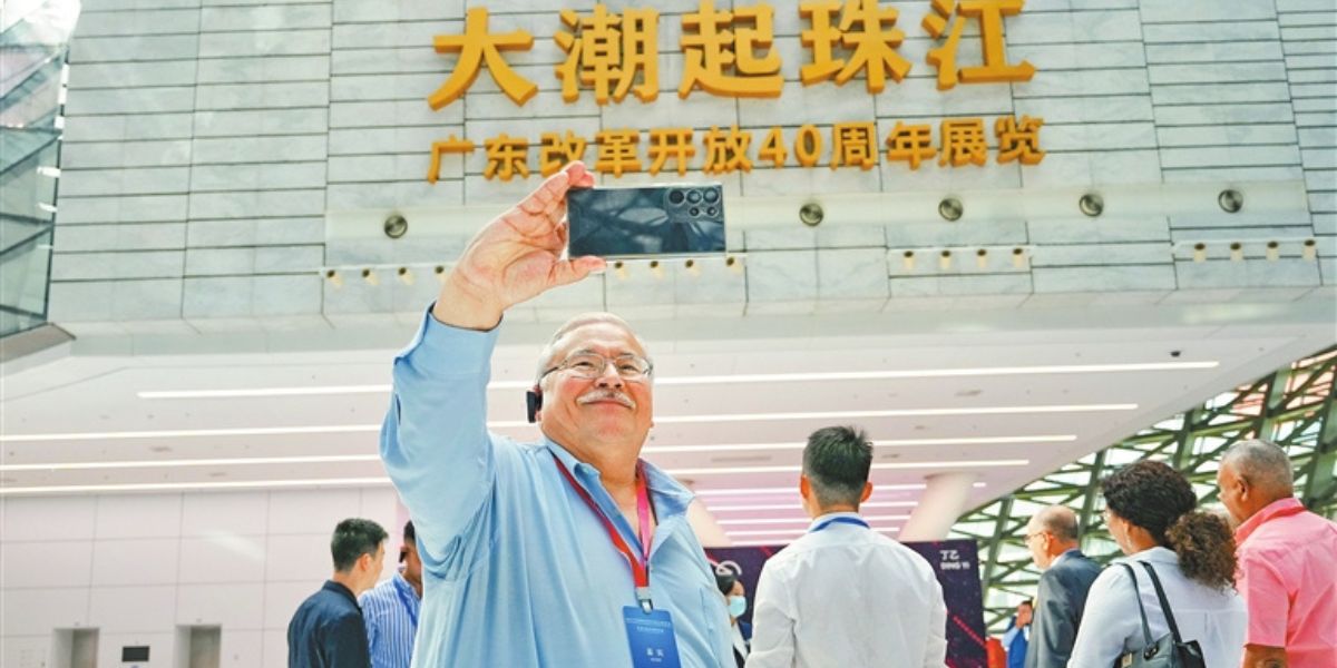 Diputado sandinista Adolfo Pastrán tomándose una foto durante una visita al Museo de Arte Contemporáneo y Planificación Urbana de Shenzhen. 20 de septiembre, 2023. Foto: Shenzhen Daily.