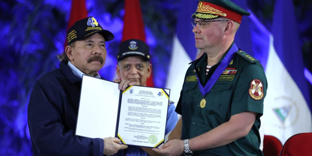  Daniel Ortega entre la medalla de honor al Mérito Amistad Policial al coronel general Oleg Plokhoi, subdirector de las Tropas Federales de Rusia. Foto: Prensa oficialista.
