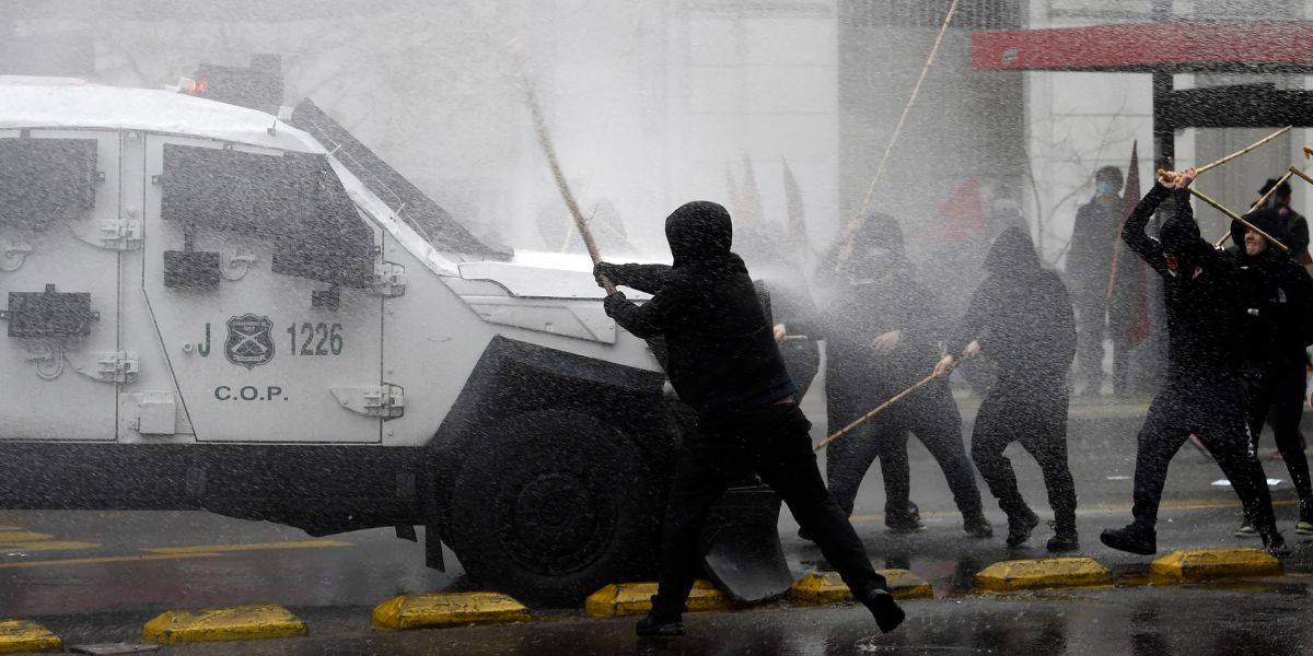  Los manifestantes chocan con la policía antidisturbios durante una marcha para conmemorar el 50th aniversario del golpe militar contra Salvador Allende en Santiago, Chile. 10 de septiembre de 2023. Foto: de Pablo Vera/AFP.